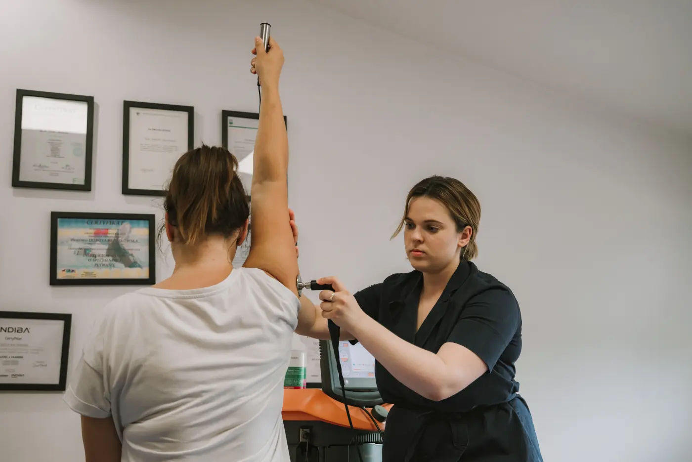 Badanie ruchomości barku podczas wizyty fizjoterapeutycznej